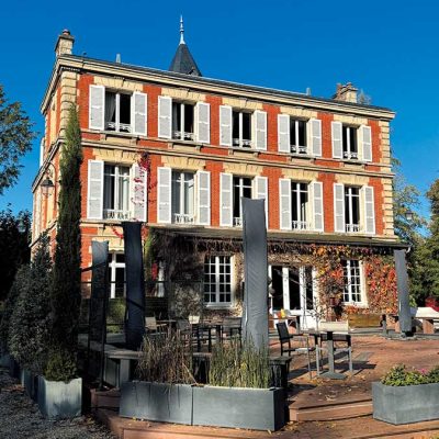 パリ郊外、森の中の小さな街にあるミシュラン店