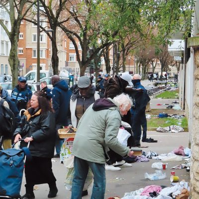 警察と不法出店者との攻防戦ヴァンヴの蚤の市、その光と影